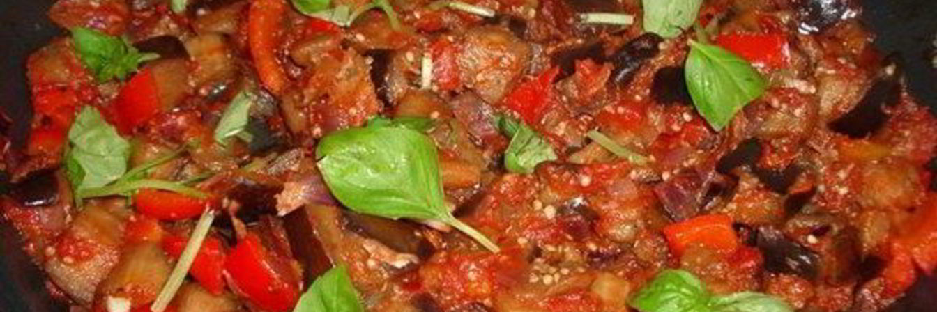 Тушеные баклажаны с овощами в томатном соусе