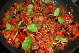 Тушеные баклажаны с овощами в томатном соусе