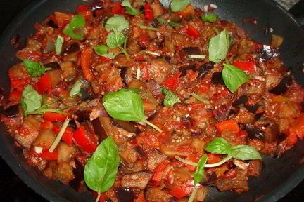 Тушеные баклажаны с овощами в томатном соусе