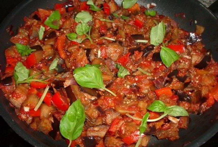 Тушеные баклажаны с овощами в томатном соусе