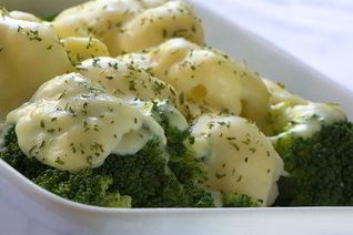 Запеченая брокколи с чесноком и пармезаном