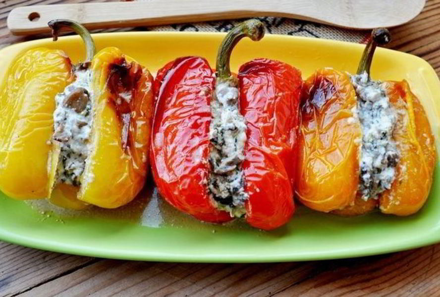 Запеченный перец, фаршированный вешенками и сыром