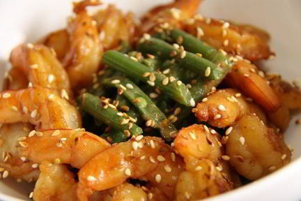 Зеленая фасоль с тахини и креветками