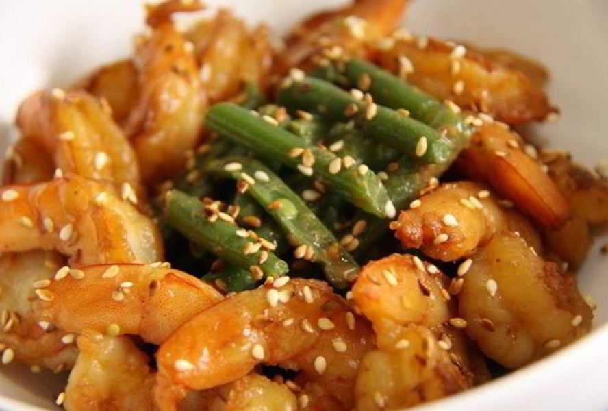 Зеленая фасоль с тахини и креветками