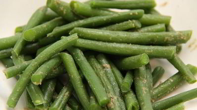 зеленая фасоль с тахини и креветками