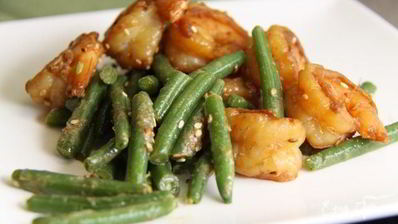 зеленая фасоль с тахини и креветками