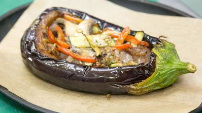 баклажаны с куриной печенью и овощами