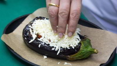 баклажаны с куриной печенью и овощами