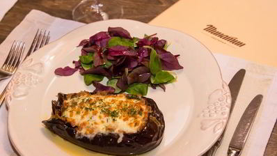 баклажаны с куриной печенью и овощами