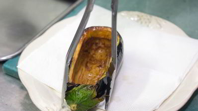 баклажаны с куриной печенью и овощами