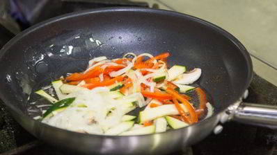 баклажаны с куриной печенью и овощами