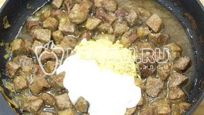 говяжья печень со сметаной и зеленью