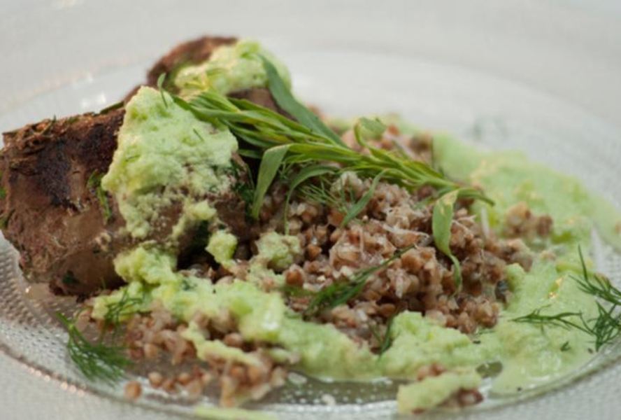 Говяжья печенка с гречотто и соусом из огурца