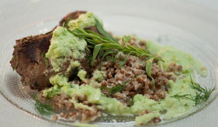 Рецепт говяжьей печенки с гречотто и соусом из огурца