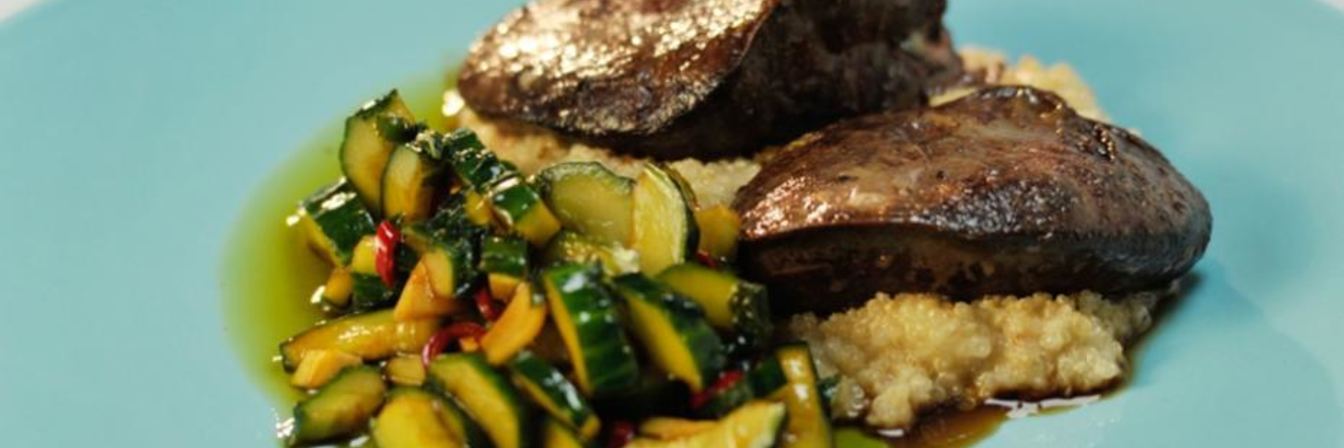 Индюшачья печенка с киноа и битыми огурцами