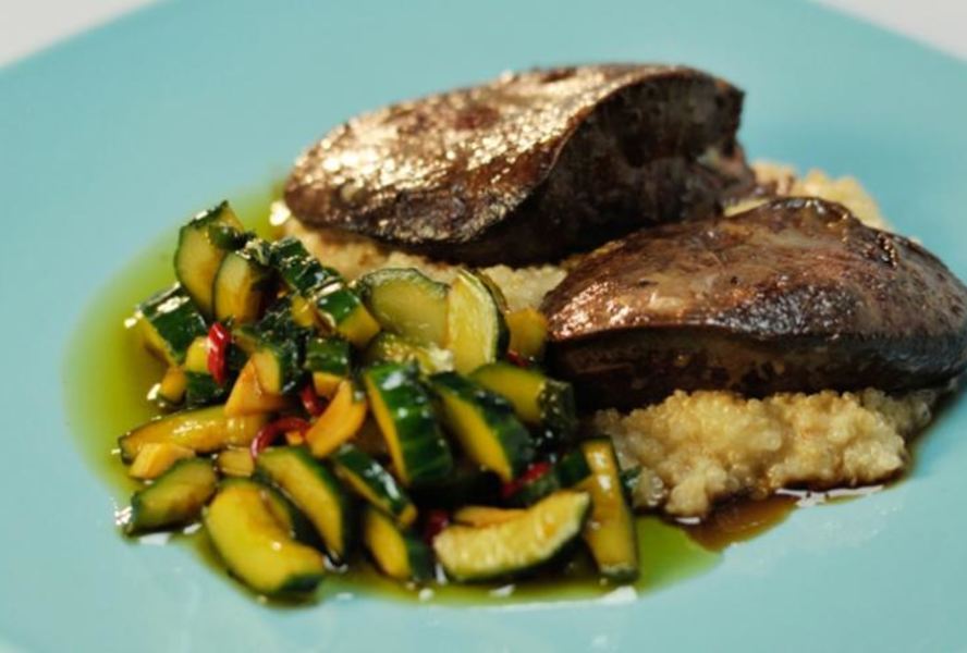 Индюшачья печенка с киноа и битыми огурцами