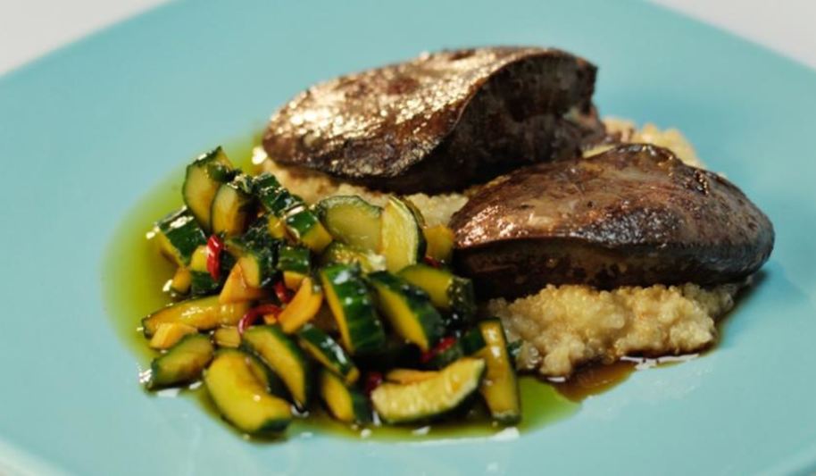 Рецепт индюшачьей печенки с киноа и битыми огурцами