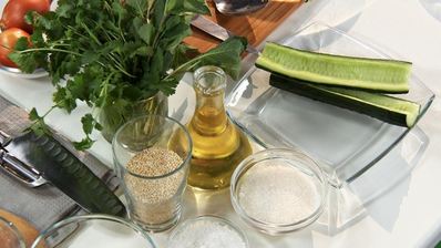 индюшачья печенка с киноа и битыми огурцами