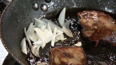 индюшачья печенка с киноа и битыми огурцами