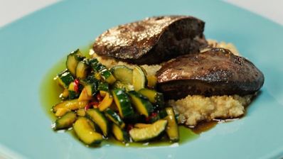 индюшачья печенка с киноа и битыми огурцами