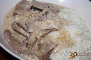 Индюшиная печень в сметанно-луковом соусе