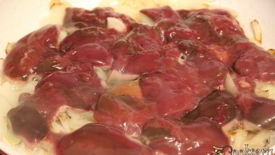 куриная печень с гранатом и кунжутным соусом