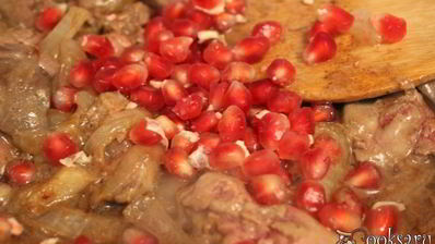 куриная печень с гранатом и кунжутным соусом
