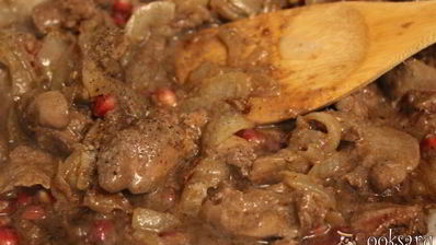 куриная печень с гранатом и кунжутным соусом