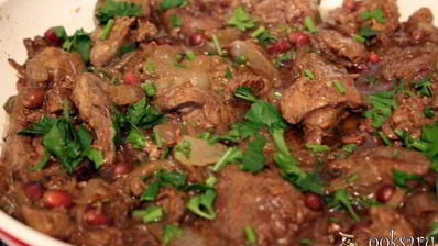 куриная печень с гранатом и кунжутным соусом