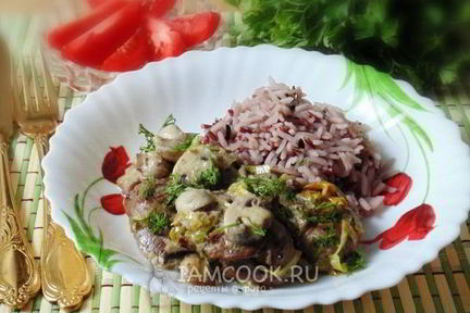 Куриная печень с грибами в сметане