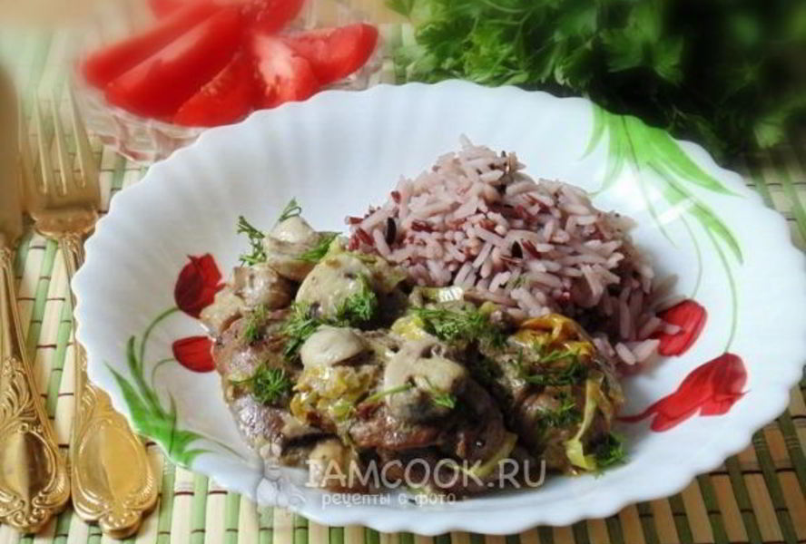 Куриная печень с грибами в сметане