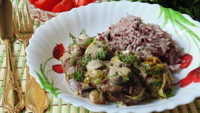 куриная печень с грибами в сметане