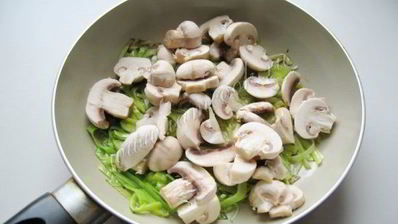 куриная печень с грибами в сметане