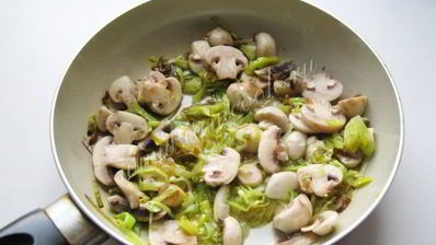 куриная печень с грибами в сметане