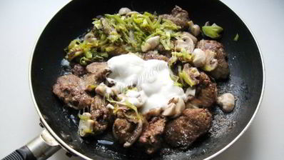 куриная печень с грибами в сметане