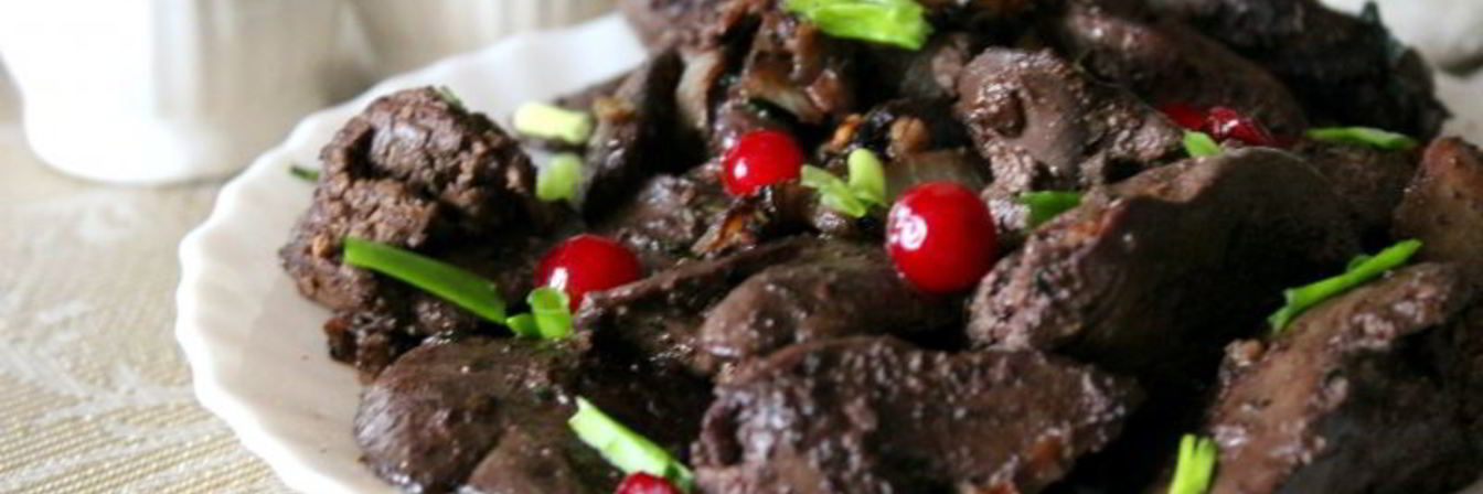 Куриная печень с луком и грецкими орехами