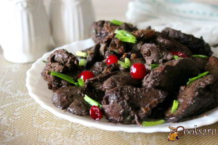 Куриная печень с луком и грецкими орехами