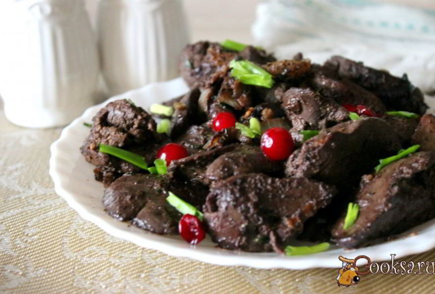 Куриная печень с луком и грецкими орехами