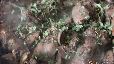 куриная печень с луком и грецкими орехами