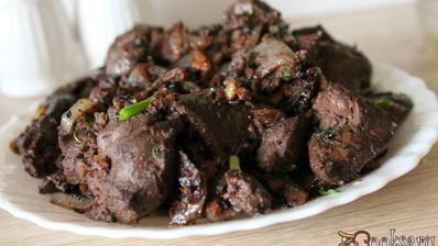 куриная печень с луком и грецкими орехами