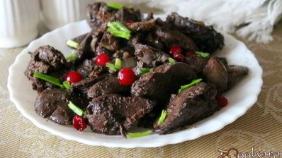 куриная печень с луком и грецкими орехами