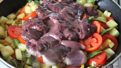 куриная печень с осенними овощами