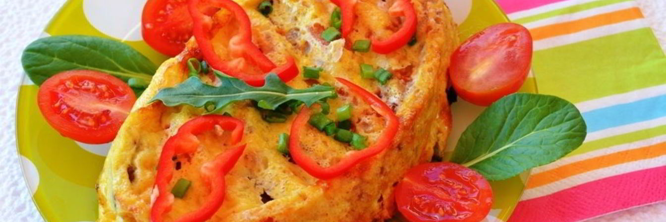 Куриная печень с помидорами в омлете