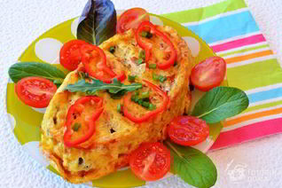 Куриная печень с помидорами в омлете