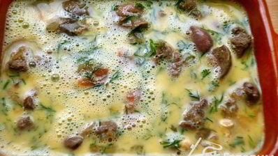 куриная печень с помидорами в омлете