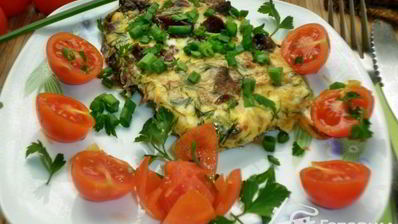 куриная печень с помидорами в омлете