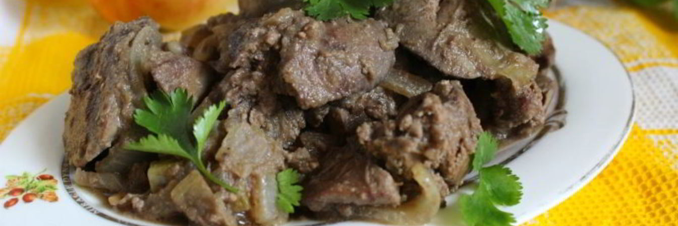 Куриная печень с яблоками и луком
