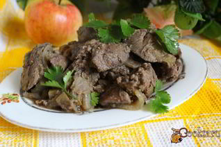 Куриная печень с яблоками и луком