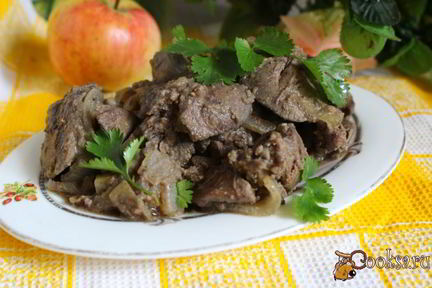 Куриная печень с яблоками и луком