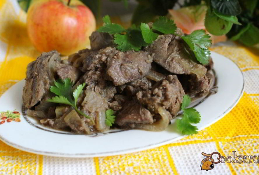 Куриная печень с яблоками и луком
